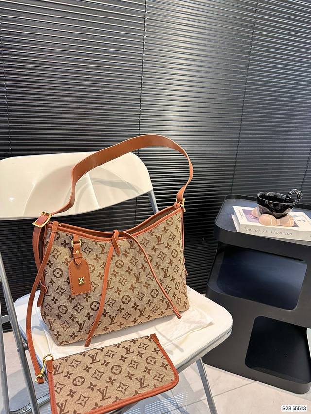 帆布carryall V新款，可斜挎、单肩。容量保证，放平板小电脑非常方便，设计比neverfull小巧、肩带够宽不那么勒;比graceful俏皮，上身完全;是