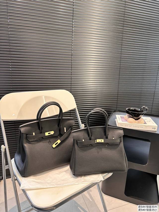大号 小号 爱马仕铂金rock 又酷又美的包 真的太百搭 容量还超大 包型真的超a潮酷通勤两不误 尺寸：大号30 24 小号25 20 货号铂金30 铂金25