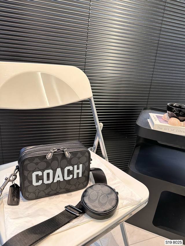 蔻驰相机包 时尚的设计，元气满满 包身百搭 时尚 男生女生皆可背，无敌好看 尺寸：19 13 货号8025