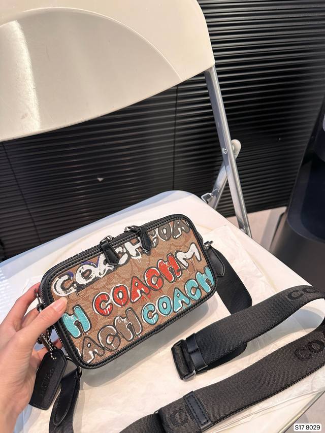 蔻驰相机包 时尚的设计，元气满满 包身百搭 时尚 男生女生皆可背，无敌好看 尺寸：19.5 11.5 货号8029