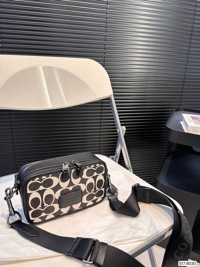 蔻驰相机包 时尚的设计，元气满满 包身百搭 时尚 男生女生皆可背，无敌好看 尺寸：19.5 11.5 货号8030