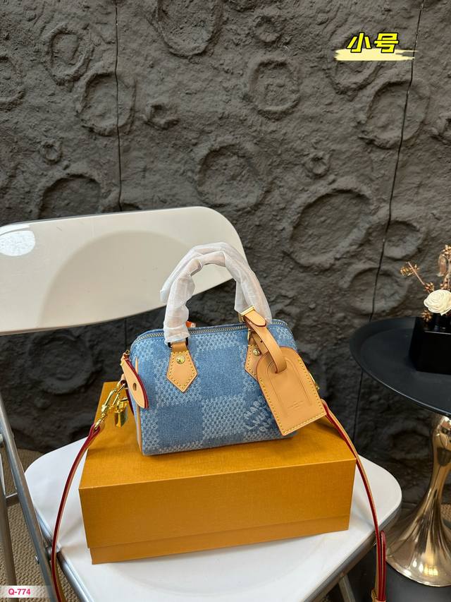 配折叠盒 Lv 丹宁牛仔枕头包 Pharrell Williams 以 Damier Denim 3D 棉质帆布打造此款speedy 25 Bandouller