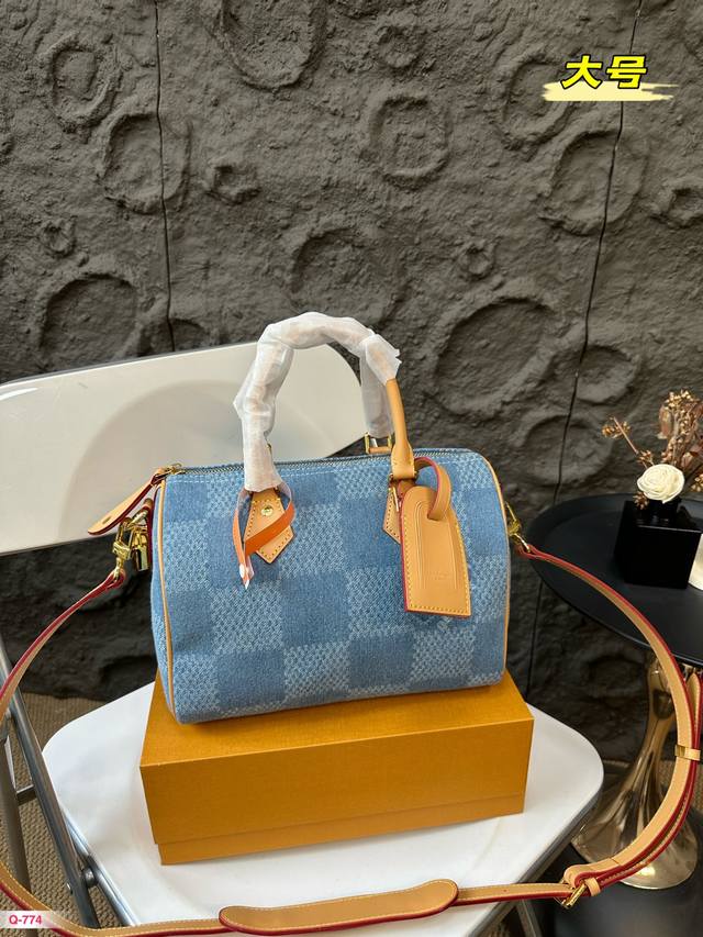 配折叠盒 Lv 丹宁牛仔枕头包 Pharrell Williams 以 Damier Denim 3D 棉质帆布打造此款speedy 25 Bandouller