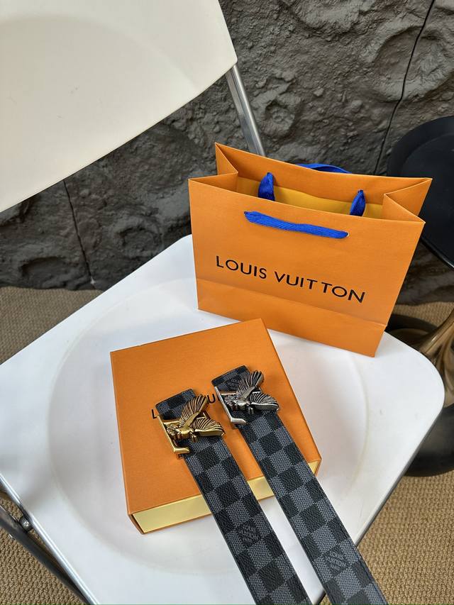 升级版 Lv！！ 高版本！ 腰带 嘿哈 原单牛皮皮带～热门款 皮带里面最火的啦～质量很好 全套包装！五金绝对不褪色 皮带头和专柜一样的哦～ 配礼盒手提袋发票