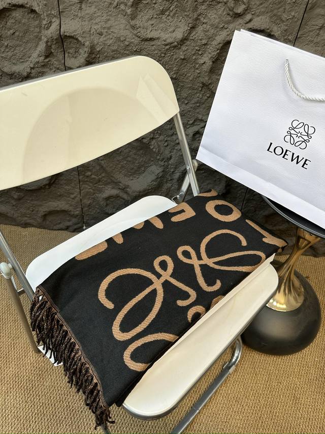 配礼盒 Size:60*185Cm 罗意威 秋冬灰色围巾 摸着手感巨柔软 这个冬天不冷了啦! 非常簡約羊絨圍巾 上身极为衬肤色! 配礼盒 Size:60*185Cm 罗意威 秋冬灰色围巾 摸着手感巨柔软 这个冬天不冷了啦! 非常簡約羊絨圍巾 上身极为衬肤色!