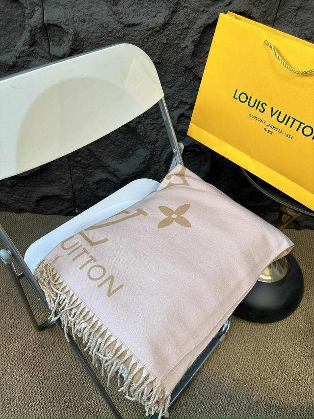 配礼盒 Size：60*185Cm Lv 秋冬灰色围巾 摸着手感巨柔软 这个冬天不冷了啦！ 非常簡約羊絨圍巾 上身极为衬肤色！