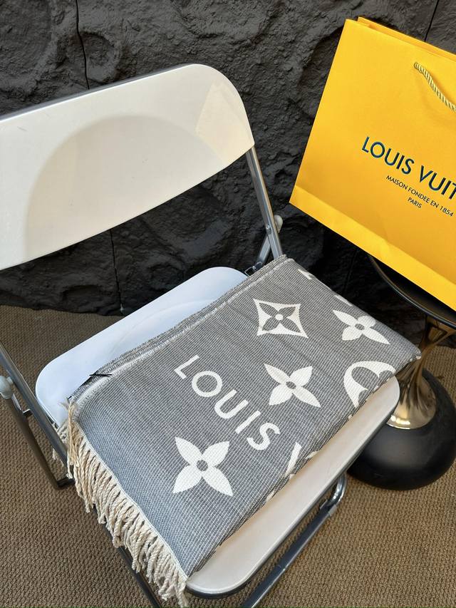 配礼盒 Size：60*185Cm Lv 秋冬灰色围巾 摸着手感巨柔软 这个冬天不冷了啦！ 非常簡約羊絨圍巾 上身极为衬肤色！