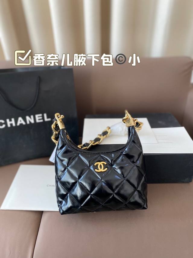 小号 香奈儿腋下包 谁能拒绝一个能装又好看的hobo啊！ 链条也很特别 虽然链条是看起来是很沉的粗链条~ 但整个包身上身没什么重量 属于随手一背就出门的包！ 而