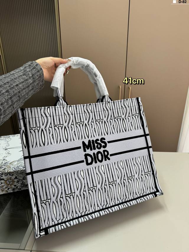 41厘米 Dior迪奥托特包book 容量超级大也很耐用 日常出街背它回头率百分百 D-82尺寸26×21 36×27 41×34折叠盒 41厘米 Dior迪奥托特包book 容量超级大也很耐用 日常出街背它回头率百分百 D-82尺寸26×21 36×27 41×34折叠盒