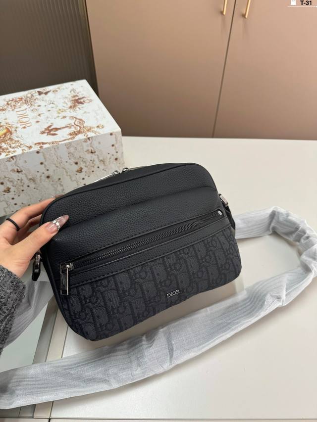 Dior男士邮差包 原版刺绣布配头层小牛皮斜挎包 简单低调的配色 穿在身上感受就是不一样 T-31尺寸22.6.16折叠盒 Dior男士邮差包 原版刺绣布配头层小牛皮斜挎包 简单低调的配色 穿在身上感受就是不一样 T-31尺寸22.6.16折叠盒