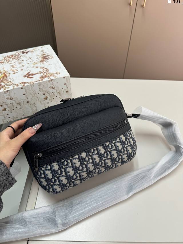 Dior男士邮差包 原版刺绣布配头层小牛皮斜挎包 简单低调的配色 穿在身上感受就是不一样 T-31尺寸22.6.16折叠盒 Dior男士邮差包 原版刺绣布配头层小牛皮斜挎包 简单低调的配色 穿在身上感受就是不一样 T-31尺寸22.6.16折叠盒