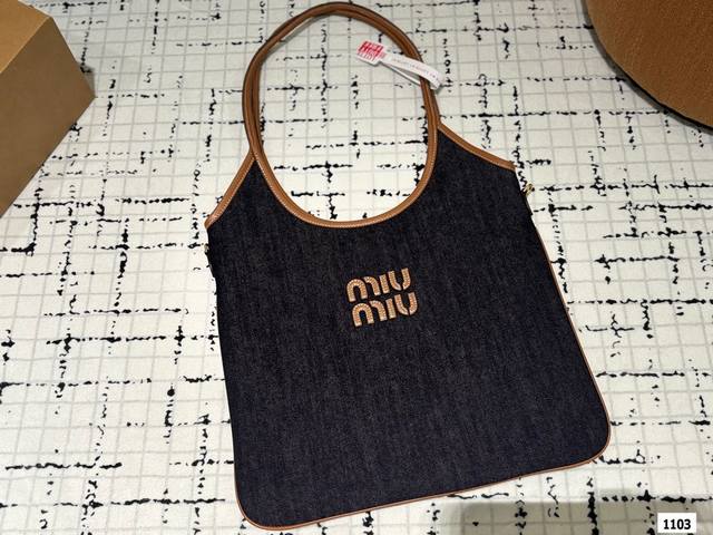 Miumiu 伊势丹限定 Tote托特包 Miumiu伊势丹限定款tote 也太好看了 Miumiu 这款tote 可能是它家出过的包里我最喜欢的一款s！ 尺寸