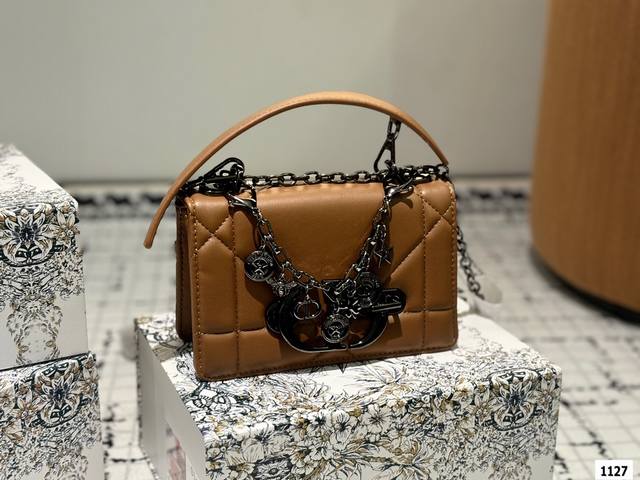 迪奥dior 新款蒙田 可盐可甜极致美感 时尚百搭上身可爱且魅力 绝美女孩就是你 尺寸18.11