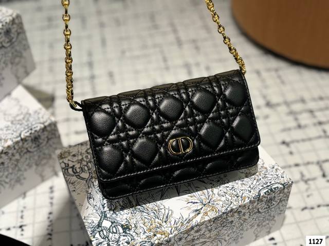 折叠盒 Dior Woc 链条包 迪奥的复印古花图案早在上世纪六十年代在就巴黎时装周里掀热起潮 不同的如是今大家伙儿的时髦度态已经融入生活 身背老花单品行到走哪