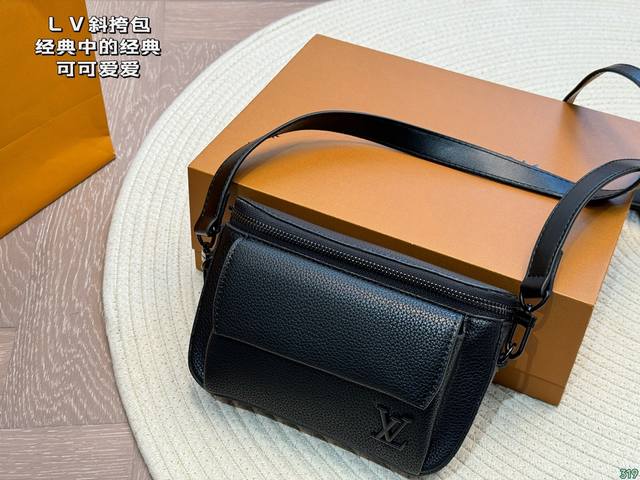 路易威登lv斜挎包 经典中的经典 可可爱爱 日常带出门毫无压力且非常时髦喔~ 尺寸18 12