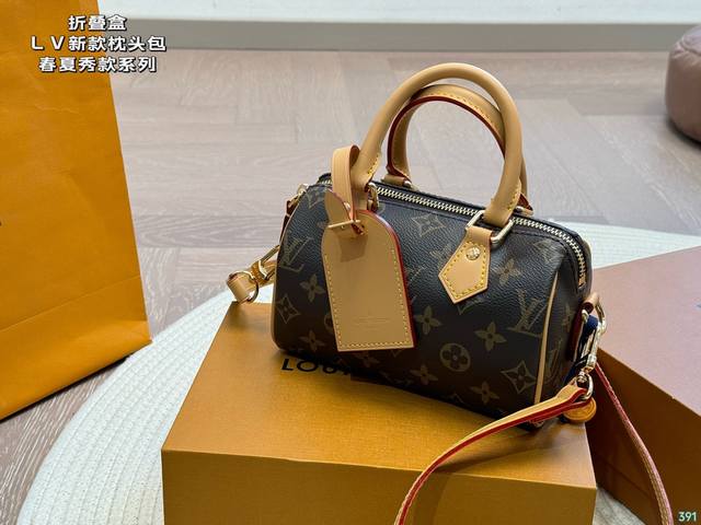 折叠盒 Lv新款枕头包 春夏秀款系列 这次lv的款太可了 男女都可以背的款 酷酷帅帅可可爱爱 尺寸:18 11 折叠盒 Lv新款枕头包 春夏秀款系列 这次lv的款太可了 男女都可以背的款 酷酷帅帅可可爱爱 尺寸:18 11