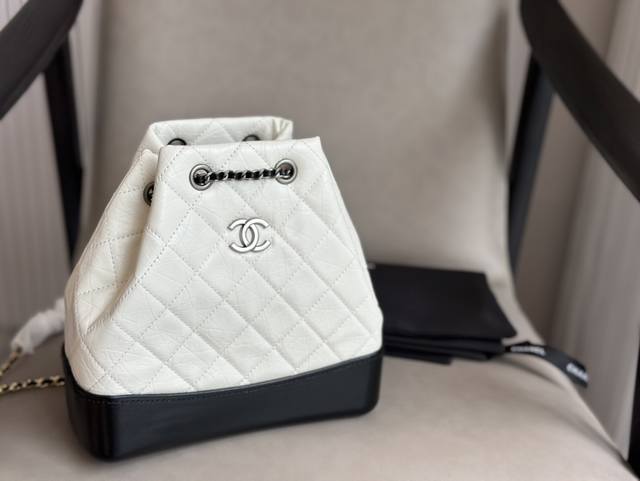 香奈儿chanel Gabrielle流浪双肩包 Chanel Gabrielle双肩包是可以很久的双肩流浪包。这款双肩包没那么容易撞大街 有-丢丢复古的包，内