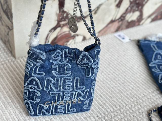 配盒 Size： 21*18 小号 30*28 大号 35*35 中号 太好搭配了呜呜呜 Chanel 22Bag 白银更清爽！ 牛仔摸着更舒服 百搭休闲！ 软