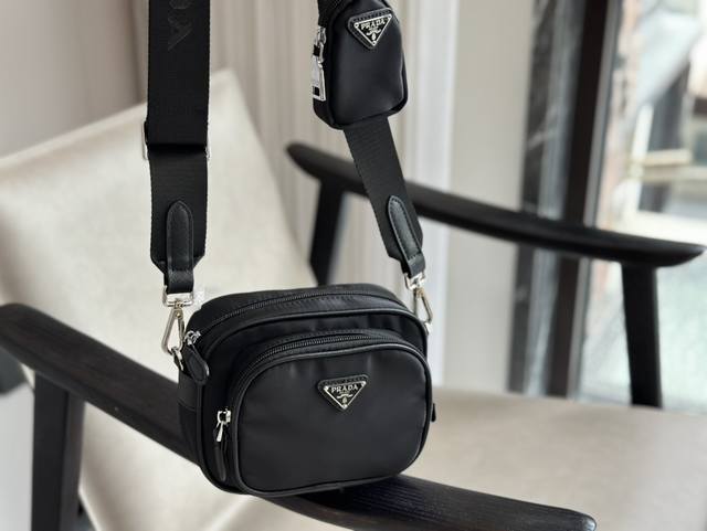 配盒 Size：17 13Cm 推荐prada 男女通用邮差包 二合一 时髦、轻便、耐用、防水、能装 优点多多！ 兼具颜值和实用性！
