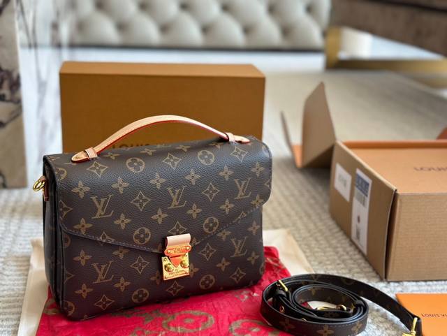 配盒 Size：25Cm L家 高品质邮差包 老花邮差 每一年这个季节都要推一下！ 因为它太经典！太好看！