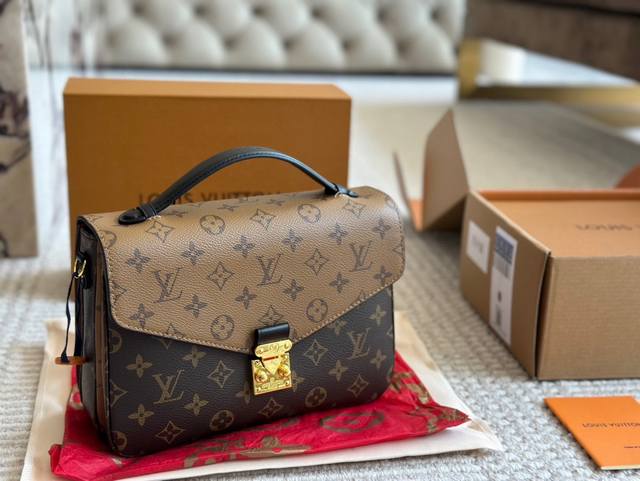 配盒 Size：25Cm L家 高品质邮差包 老花邮差 每一年这个季节都要推一下！ 因为它太经典！太好看！