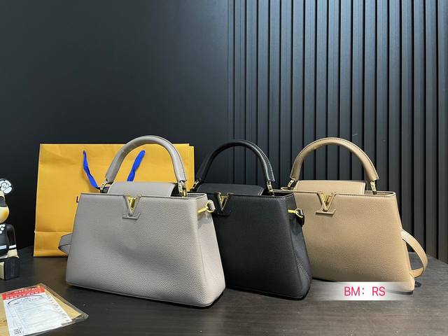 小号 大号 配折叠礼盒 Lv Capucines Bb 升级改造今年最多明星街拍的lv包包你能想到哪些款式呢？恐怕大多女性都会把目光锁定到柔软的荔枝纹tauri