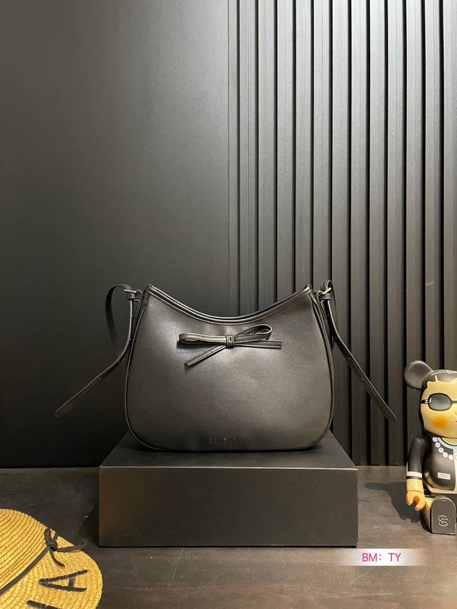 巴黎世家今天给大家分享一款自带大小姐气质的新款手袋 Leopolda Pochette #时尚包包#小众包包第一眼材质不常见但很复古，小小的蝴蝶结几分娟秀感和小