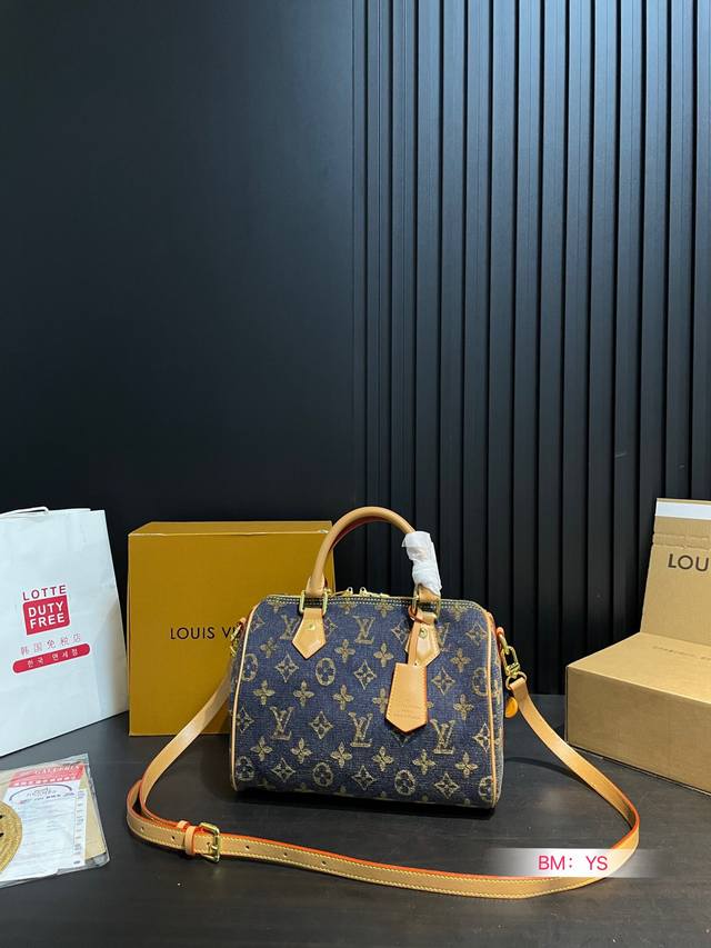 配折叠礼盒 Lv 中古 牛仔枕头包 完美，上身真香 拿到实物开箱后。我想说见到的实物比照片里好看，并且肩带可以拆卸，尺寸真的很ok了，既保留了nano的可爱，又