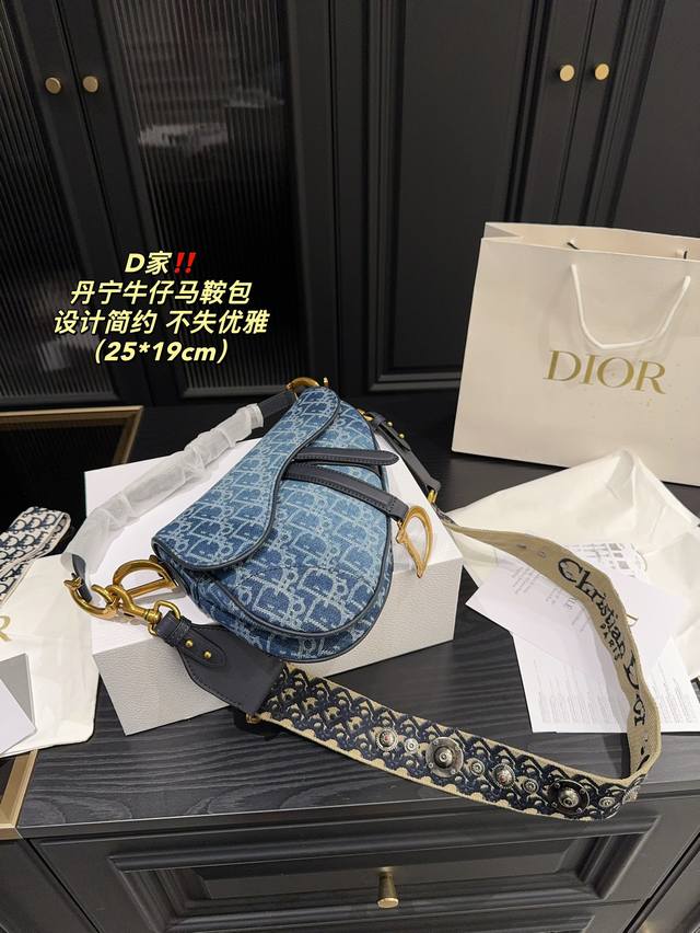 配折叠盒尺寸25.19 迪奥 Dior 丹宁牛仔马鞍包 这款包包可是时尚界的永恒经典，每个女生的包柜里都应该有它的身影哦！ 兴一说到 Dior 马較包，怎能不提