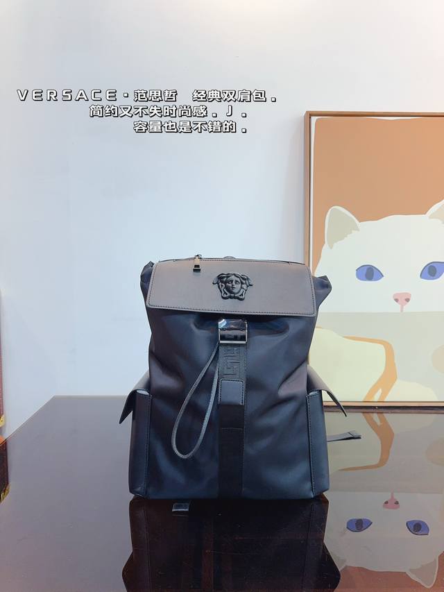 范思哲.这是超酷的一只包 双肩包，也可做旅行袋 容量超级感人非常的实用 出差三四天背这只包 尺寸:28*13*42Cm