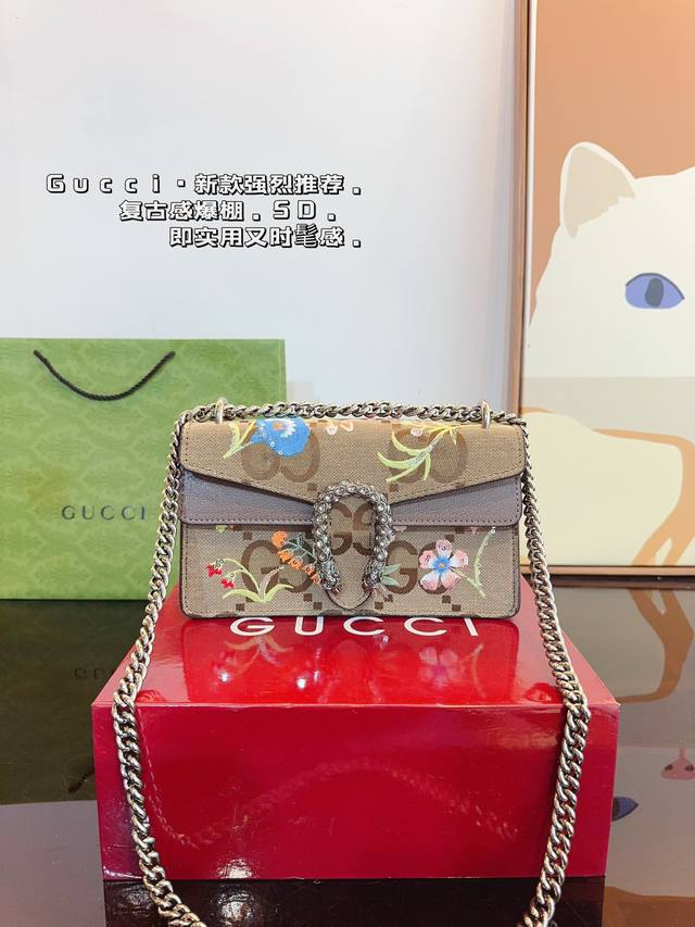 配礼盒. 酷奇gucci Dionysus酒神 时髦精必备 Gucci 老花设计真的是不挑季节 超多背法 可单肩 可斜挎 可手提 高级又百搭随意搭配都很时髦 小