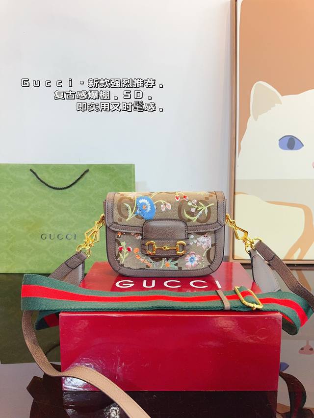 配礼盒 Gucci古奇 1955酷奇 马鞍包 新品 全新造型的,精致小巧真的的超级好看,配色也延续了ophidia系列非常高级,是这一季重点推荐的单品之一 尺寸 配礼盒 Gucci古奇 1955酷奇 马鞍包 新品 全新造型的,精致小巧真的的超级好看,配色也延续了ophidia系列非常高级,是这一季重点推荐的单品之一 尺寸