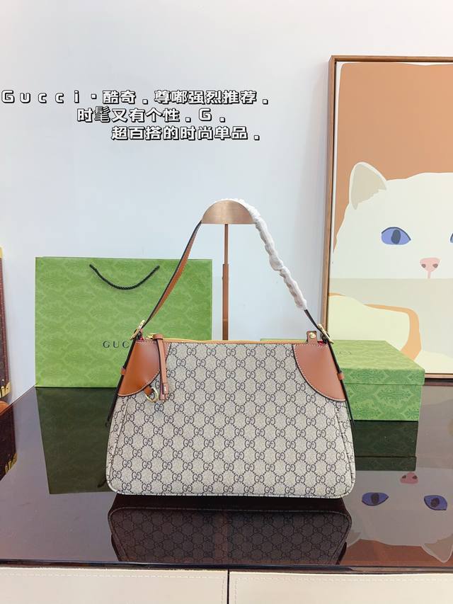 新款]Gucci古驰 托特包 太适合春夏啦 单肩包斜挎包 相机包 美到无法无天的款式 今年简直引领时尚最in元素 做了几个月的款，质量一直在升级，尺寸：35*9