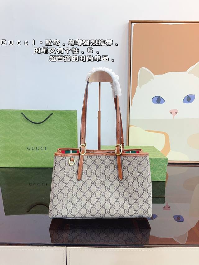 Gucci古驰exquisite 双g 购物袋 最新款gucci枕头 市场独家新款，古奇醉新爆款，醉新元素，包现货原厂订制五金，进口牛皮搭配gg胶料.～尺寸：3
