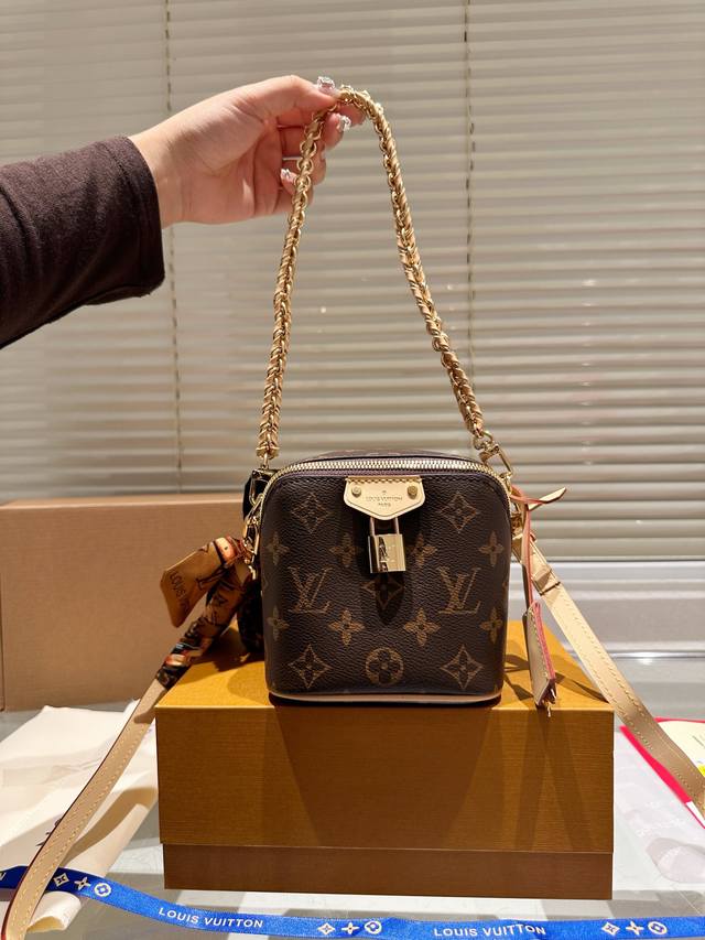 顶级原单 全钢五金 变码芯片 Size: 13*14Cm 可以放下小手机 # 上家新款包， Just In Case 上新啦， 有点像骰子包的包包 好看嘛#