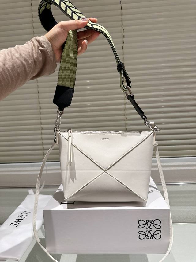 配盒 Size 19 12Cm Loewe 罗意威 新款 超可爱 Hobo还能这样 搭配新出的宽肩带真的好好看呀 皮质也很好 摸起来滑滑的不会涩！