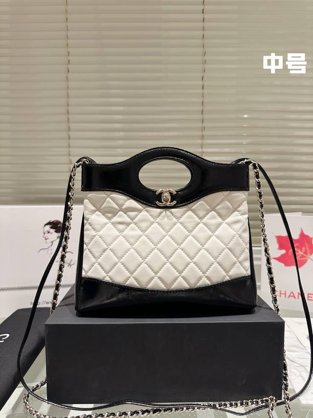 配盒 中号 Size：20 24Cm Chanel香奈儿 23A值得入手的 可可爱爱的横版31 Chanel又又又复刻了 新款31Bag出了minisize 这