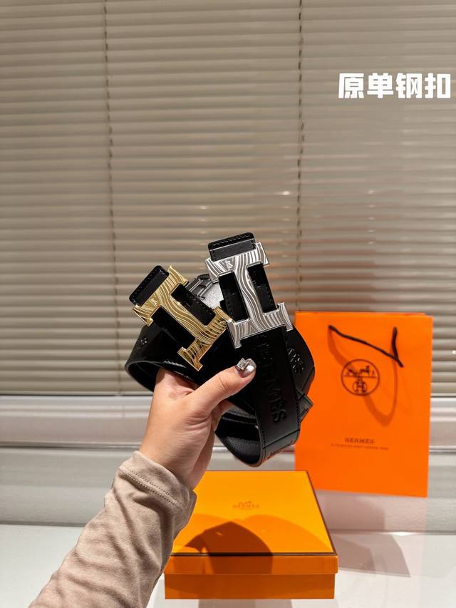 钢扣 高版本！腰带爱马仕 牛皮皮带～热门款 男女通用皮带里面最火的版本啦～质量很好 全套包装！五金绝对不褪色 皮带头和专柜一样的哦～ 配礼盒手提袋发票