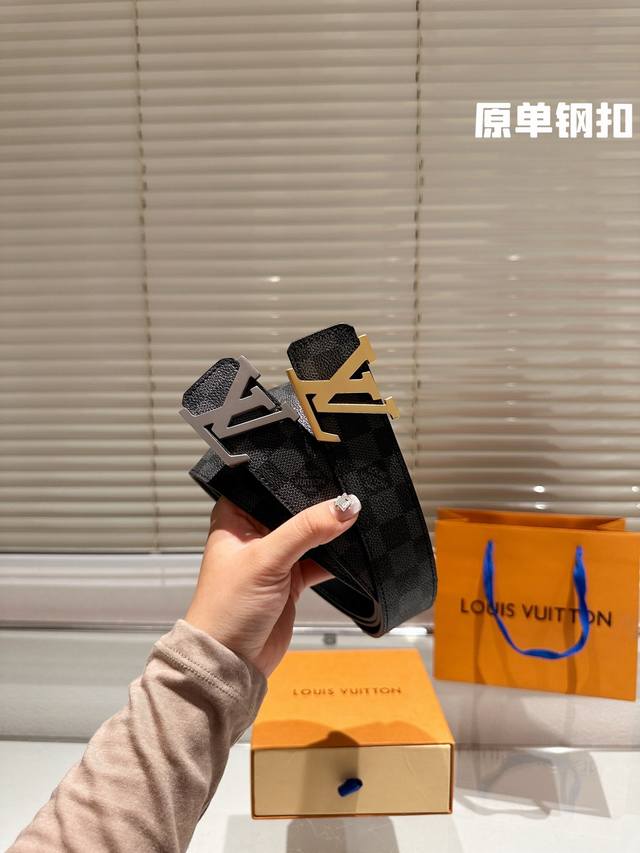 钢扣 高版本！腰带lv 牛皮皮带～热门款 男女通用皮带里面最火的版本啦～质量很好 全套包装！五金绝对不褪色 皮带头和专柜一样的哦～ 配礼盒手提袋发票