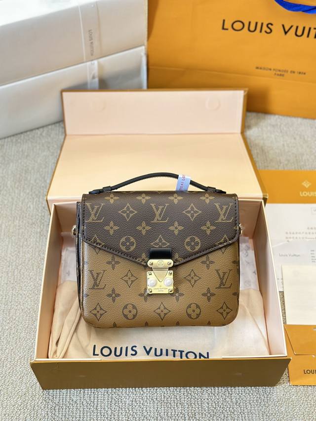 牛皮版本 新款邮差包 多种背法 Size：20 16Cm L家 新款品质邮差包 单肩斜挎双肩 每个季节都要推一下！ 因为它太实用！太好看！