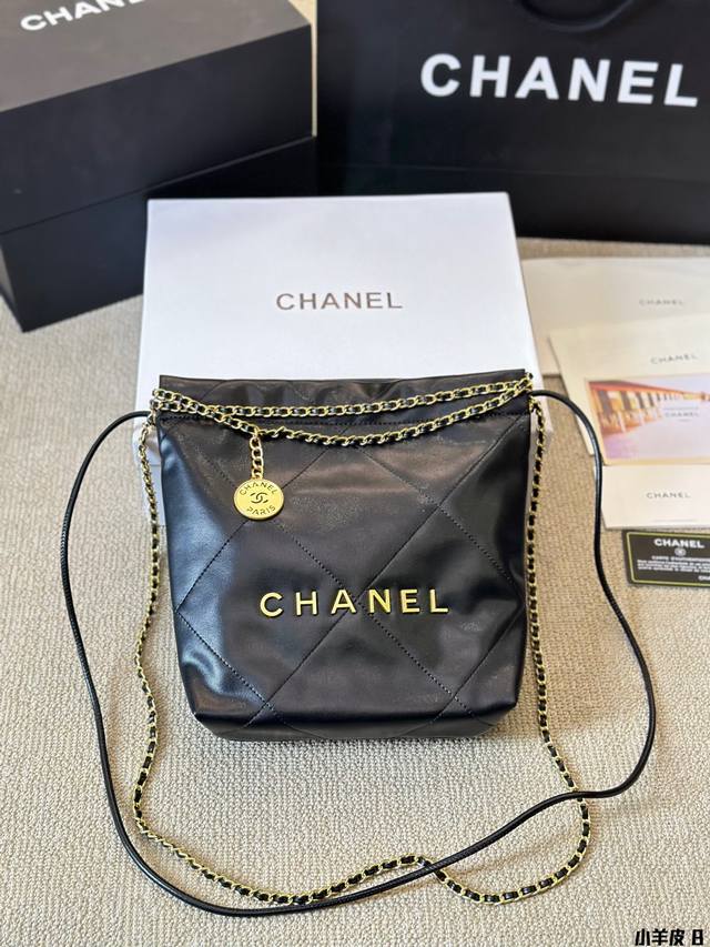 小羊皮 Chanel 24S Mini 22Bag 本季24S大爆款最時髦好看，可肩背，斜背，側背，手提，非常難買黑色金字款，耐看也最保值 这包太好看了 黑色款