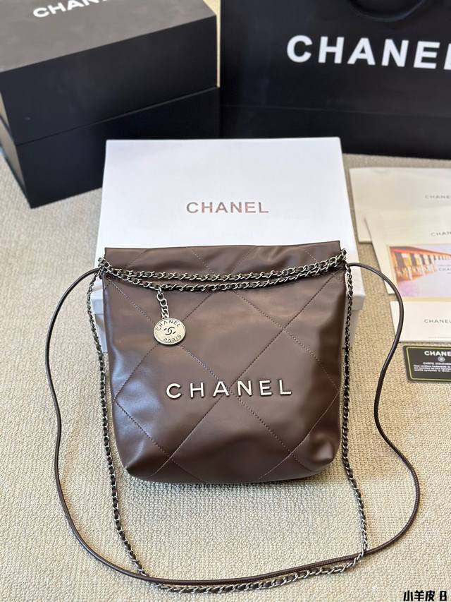 小羊皮 Chanel 24S Mini 22Bag 本季24S大爆款最時髦好看,可肩背,斜背,側背,手提,非常難買黑色金字款,耐看也最保值 这包太好看了 黑色款 小羊皮 Chanel 24S Mini 22Bag 本季24S大爆款最時髦好看,可肩背,斜背,側背,手提,非常難買黑色金字款,耐看也最保值 这包太好看了 黑色款