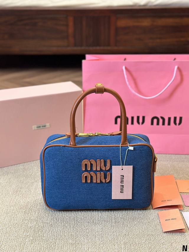 帆布 Miumiu限定款出勤包 简单又好看 Miumiu出勤包不但颜值高，而且超级实用，笔记本电脑 还有资料放进去是完全够用的，是一款真的很实用的一款包包。 #