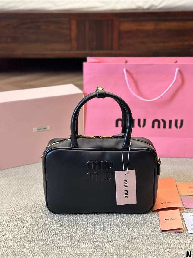 Miumiu限定款出勤包 简单又好看 Miumiu出勤包不但颜值高，而且超级实用，笔记本电脑 还有资料放进去是完全够用的，是一款真的很实用的一款包包。 #Miu