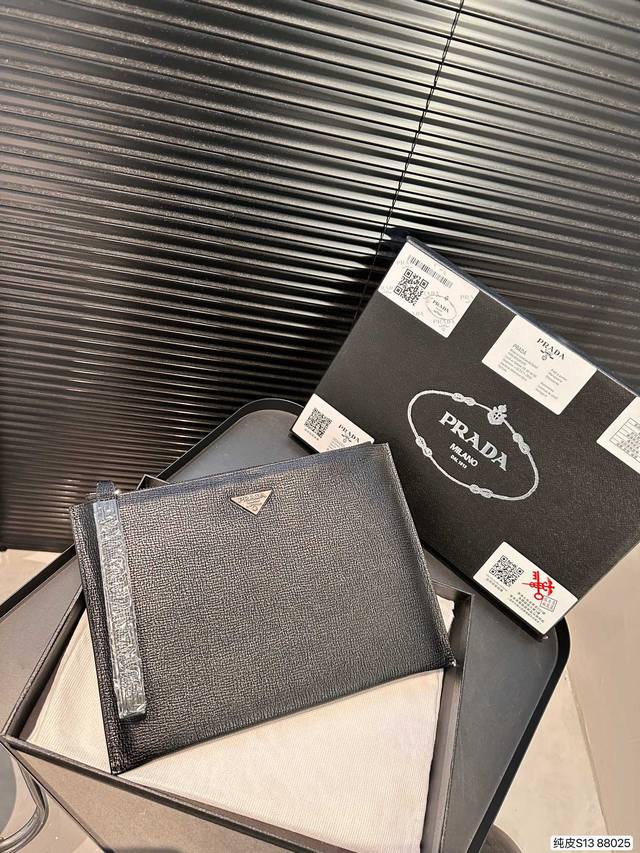 配盒子 纯皮普拉达手拿包成功男士必备单品 头层牛皮材质细腻有光泽简单的纹路低调又不失质感，出门，上班，应酬都能用，非常成稳又带有一点小小的sexy 手感也真的很