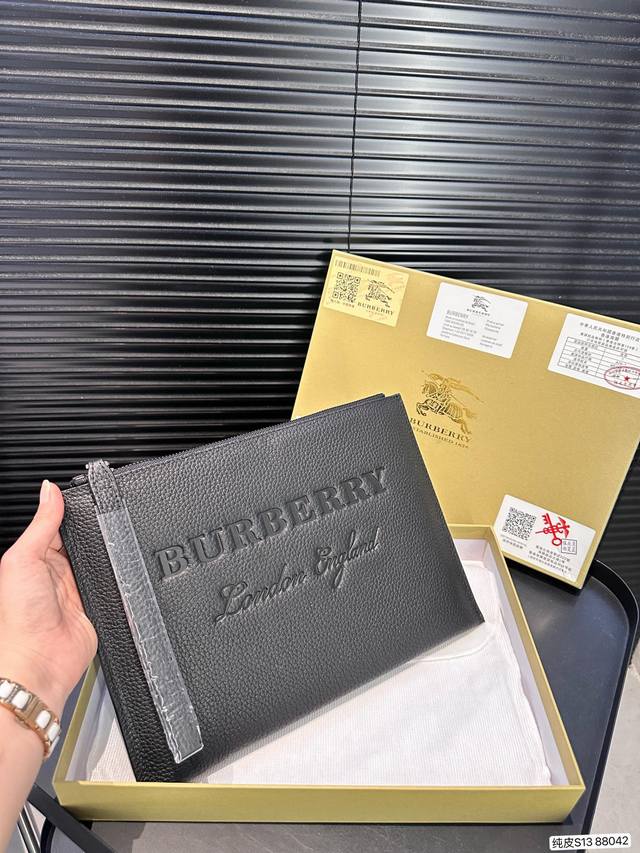 配盒子 纯皮巴宝莉手拿包成功男士必备单品 头层牛皮材质细腻有光泽简单的纹路低调又不失质感，出门，上班，应酬都能用，非常成稳又带有一点小小的sexy 手感也真的很