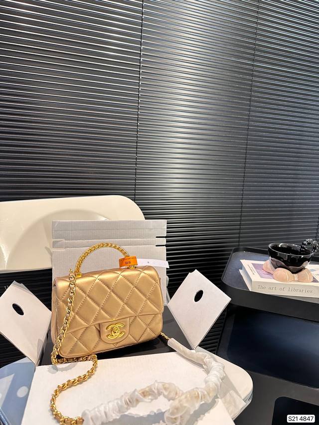 配飞机盒折叠盒子 香奈儿 亚克力手提链条包 时髦拿捏住啦 不显老气好好搭啊 而且貌美气质加成好高的呀～ 爱死了这份从容优雅 尺寸：18 12 货号4847