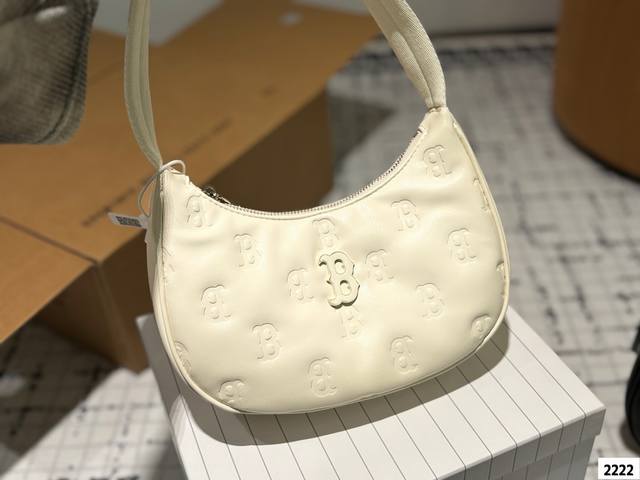 配飞机盒子 Mlb腋下包 这是一只很完美的包～ 性价比高、非常百搭，而且实用性很强。 Hobo 型的包身，自带一种高级的现代感。平时背它也蛮轻松 休闲的，正式场