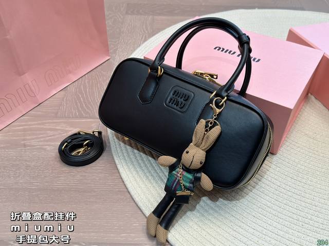 大号 折叠盒配挂件 缪缪 Miumiu手提包 举手投足都透露着精致优雅 温柔白月光 太精致了吧 每一处细节都有若隐若现的贵气和小女人味 尺寸大号28 13 大号 折叠盒配挂件 缪缪 Miumiu手提包 举手投足都透露着精致优雅 温柔白月光 太精致了吧 每一处细节都有若隐若现的贵气和小女人味 尺寸大号28 13