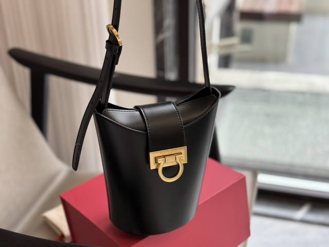 配盒 菲拉格慕#Ferragamo 这款 Trifolio系列将水桶包 薯条包 经典单肩包和而为一，格调时髦，迷人魅力引人瞩目 包型精巧紧凑，衬里内层有两个卡槽